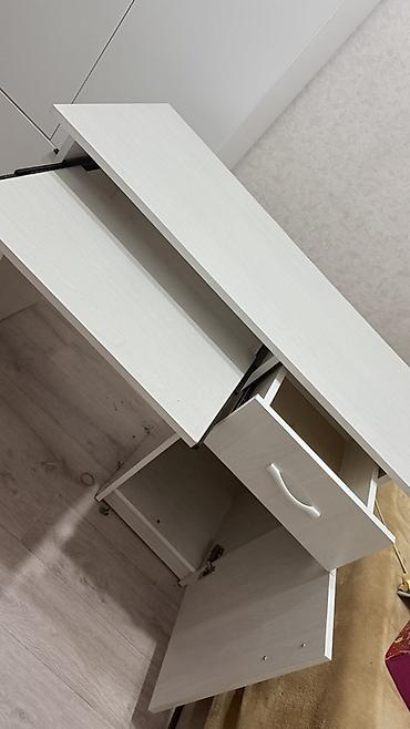 Компьютерные столы: Компактный компьютерный стол в светлом дубовом оттенке. Использовали — 4