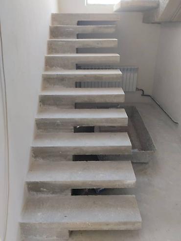 Обшивка лестниц: Монолитная лестница из бетона, выполненная в прямом марше, имеет — 8