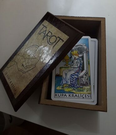 türk kitab: Tarot kartlari.Turk dilinde kitabcasida var.Yeni salafan paketde