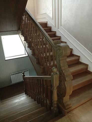 Деревянные лестницы: Деревянная лестница Для дома, Форма лестницы: Много-маршевая, Стиль: Классический — 30