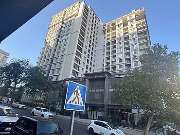 17 ci mikrorayon: 3 otaqlı, Yeni tikili, 143 kv. m — 2