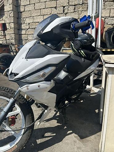 e60 guzgu: Sport tipli skuter/moped - Korpusu aq-qara rəng sxemi ilə idman — 2