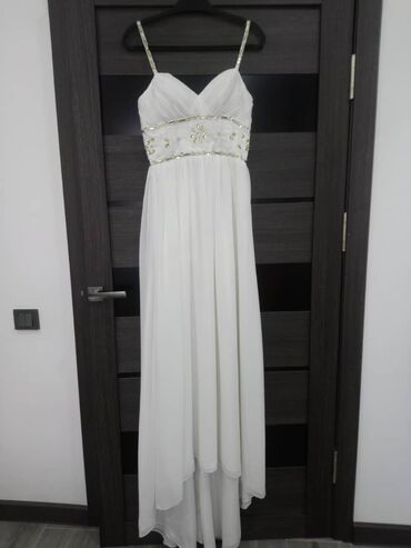 платья белые: Продаю свадебные платья 1е платье со шлейфом. Сшито на заказ Размер