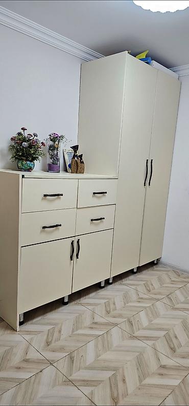 unitaz qara: Mebel dəsti – krem rəngli şkaf və komodu bitişikdi. eni 2 metr yəni — 2