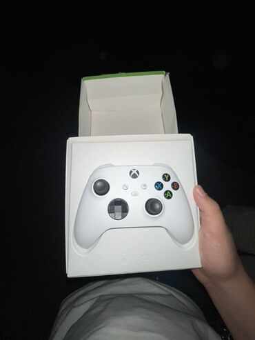 джойстик для xbox 360: Беспроводной контроллер Microsoft Xbox белого цвета, предназначенный