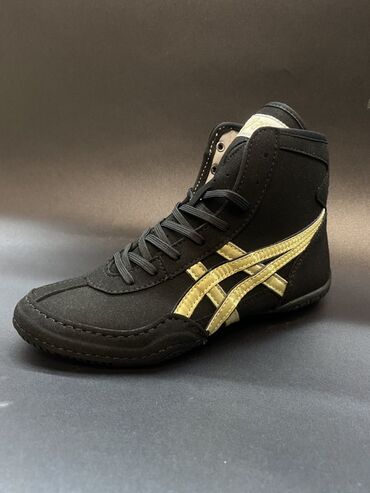 Другое для спорта и отдыха: Борцовки Asics белого цвета с зелеными и золотыми вставками. Высокий — 3