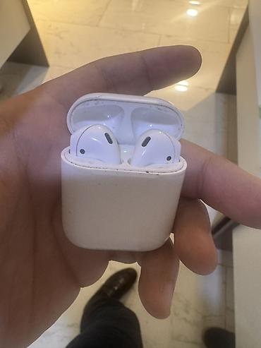 Qulaqcıqlar: Apple AirPods (1-ci nəsil) simsiz qulaqlıq dəsti - Dizayn: Ağ rəng — 2