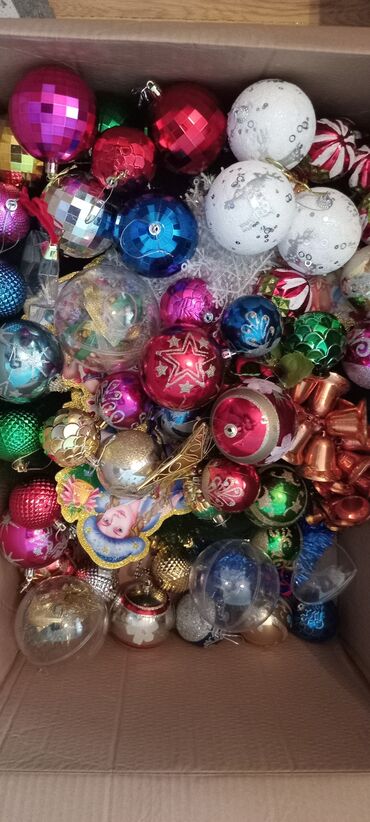 Yeni il oyuncaqları və bəzəkləri: Yeni il yolkası təzədir çox gözəldir.Bütün oyuncaqlar üzərində — 2