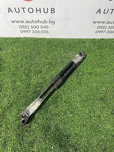 амортизитор капота: Амортизаторы капота Hyundai, Б/у, Оригинал — 1