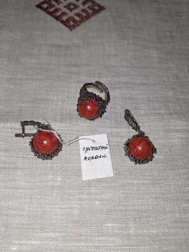 серебра: Комплект украшений из серебра 925 пробы с кораллом. В набор входят