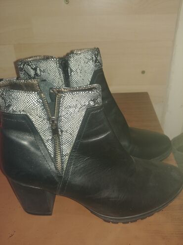 crne lakovane cipele: Ankle boots, Paar, 41