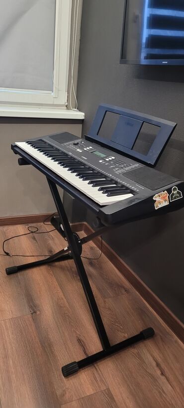 срочно продаю гитару: Синтезатор Yamaha PSR-E373 на стойке - Полноразмерная клавиатура на