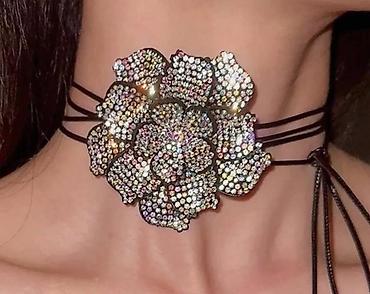 Колье: Kristal bəzəkli çoker boyunbağı

Yeni — 1