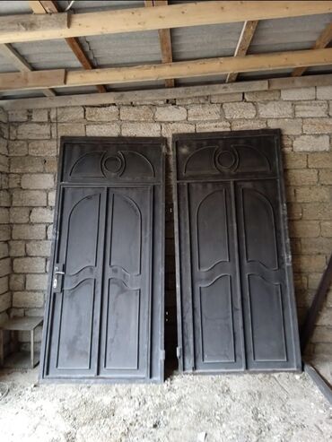 qapi qulplari: Dəmir materialdan hazırlanmış iki ədəd qapı. Qapıların üzərində