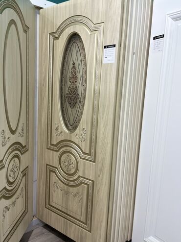ev qaplsl: Qapı, otağa zəriflik və klassik üslub gətirən oval formalı şüşəli