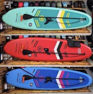 SUP расшифровывается как Stand up paddle (стоя с веслом). Это самый