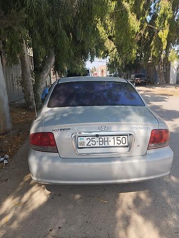 byd qin plus: Hyundai Sonata sedan – gümüşü rəngdə, avtomatik transmissiya — 4