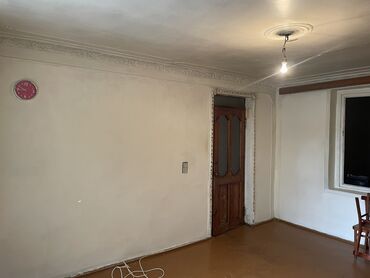 Uzunmüddətli kirayə mənzillər: 5mertebeli binanin 1ci mertebesidir Vasiteci deyilem Qaz,isiq su — 8