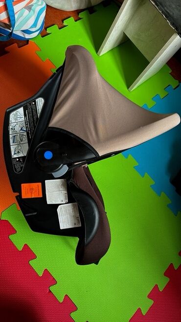 продаю связи с переездом: Автокресло, цвет - Коричневый, Б/у