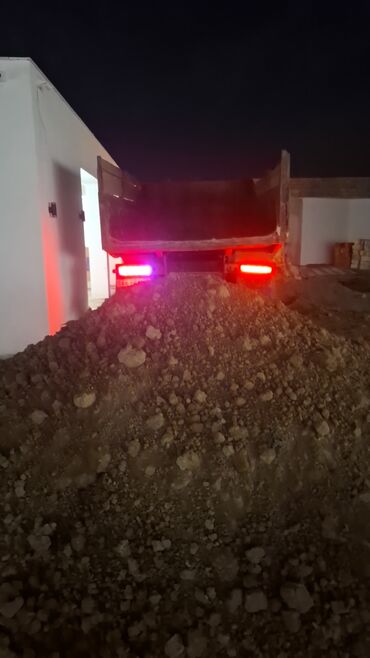 Digər tikinti daşları: Təsvir: - Döküntü torpaq/şevrelənmiş torpaq materialı - Yük maşını ilə — 2