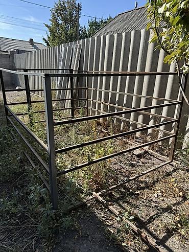 без усилителя: Прицеп одноосный легковой + металлический каркас (стойки/ограждение) — 1