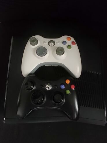 Xbox 360: Xbox 360 slim 750 GB, полном комплектации HDMI, блок питания, два