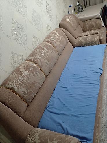 Классический мягкий комплект для гостиной: большой диван и два кресла