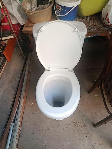 Sifonlu ayaqyolu qabı (unitaz) - Material: keramika - Rəng: ağ -
