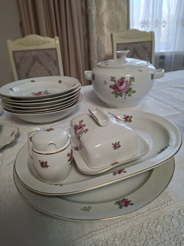 Наборы посуды: Набор столовой и чайной посуды, а также хрустальные вазы/салатники — 8