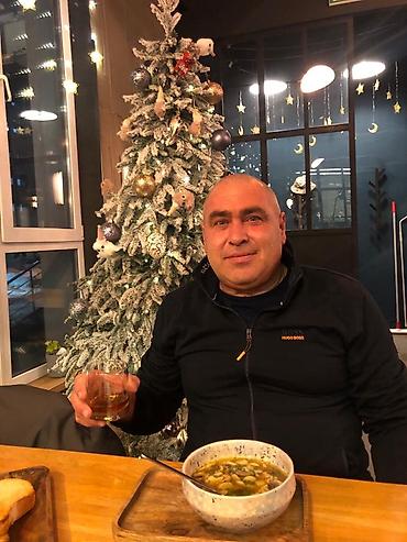 Новогодний декор для интерьера — искусственная ель со «снежной» at lalafo.kg Новогодний декор для интерьера — искусственная ель со «снежной»