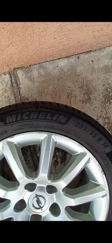 Gume i felne: -Letnje Gume-Michelin Primacy 4, 205/55 R16 -Šara odlična, nisu — 2