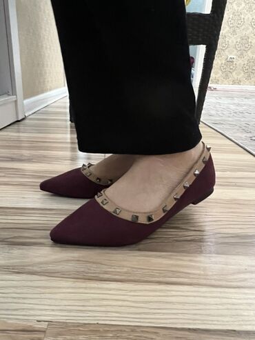 женские бордовые туфли: Балетки женские с острым носком. - Цвет: бордовый верх, бежевое