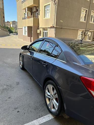 cruze purjun: Avtomobil qadın tərəfindən idarə olunub, səliqəli saxlanılıb. Mühərrik — 4