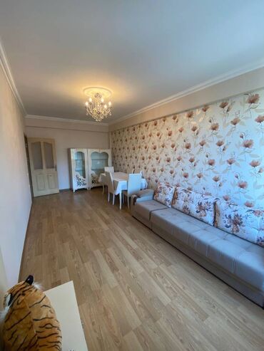 Uzunmüddətli kirayə mənzillər: Gənclik m\s-nın düz yanında 5 mərtəbəli binanın 4-cü mərtəbəsində — 1