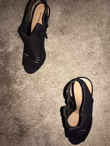 Women's Footwear: Sandals, 39
