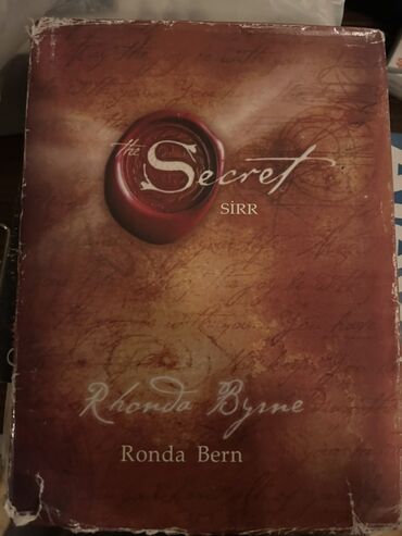 Rhonda Byrne tərəfindən yazılmış "Gizli" (SİRR) kitabı. Kitabın üz