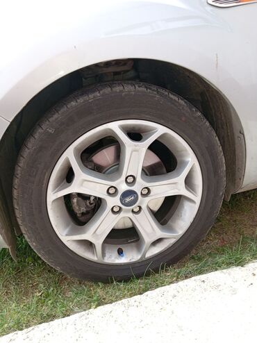 Ford: Ford Mondeo – dizel TDCi, sivi metalik. Karoserija: liftback sa 5 — 5