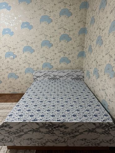 домик кровать: Двуспальная кровать с матрасом - Размер: ориентировочно 140–160 × 200