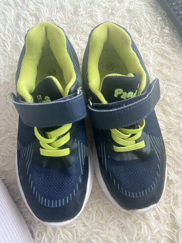 Patike: Komplet dečije obuće koji uključuje bele sportske patike sa čičak — 21