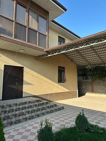 Продажа коттеджей и домов: Просторный двухэтажный дом с ухоженным зеленым участком. - — 12