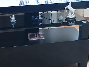 şüşə polka: Yeni, Düz TV altlığı, Polkalı, Şüşəli — 1