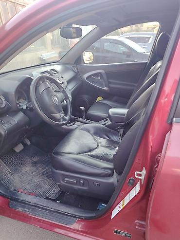 rav 4: Toyota RAV4 – qırmızı gövdə rəngi, arxa qapıda ehtiyat təkər örtüyü — 5