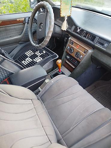 салон машины: Mercedes-Benz W124: 1984 г., Механика, Седан — 4