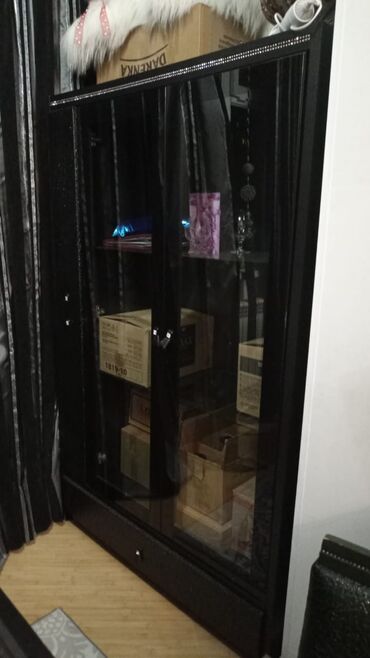 Biznes üçün program təminatı: Şüşəli dolab vitrini