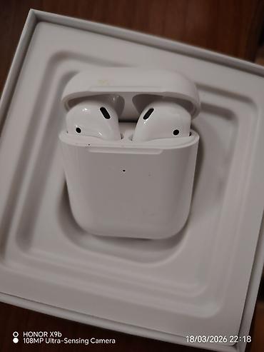 ipad qiymetleri: Təzədir. Zaryatqani ela saxliyir. Apple AirPods (simli/Lightning şarj — 3