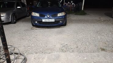 Aksesuarlar və tüninq: Mavi rəngli Renault Megane universal avtomobili. Avtomobil geniş yük