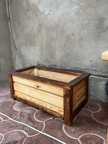 Bitkilər üçün dibçəklər: Xalis taxtadan dibçək. 25 manat — 1