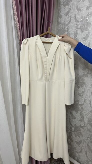 нарядное платье с длинным рукавом: Элегантное кремовое платье миди с длинными рукавами. - Силуэт