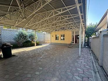 Продажа коттеджей и домов: Продается шикарный дом в ж/м Киргизия-1! (500 метров от проспекта — 9