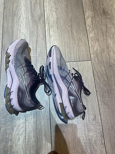 ASICS qaçış ayaqqabısı - Model: ASICS - Rəng: boz/bənövşəyi tonlarda
